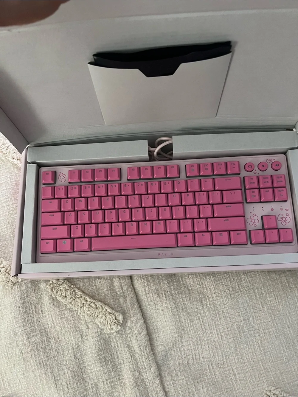 Razer Ornata V3 Tenkeyless Hello Kitty pink keyboard